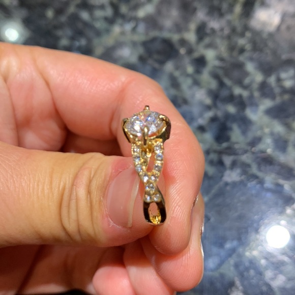 NWT Round solitaire yellow gold engagement ring -size 7 - Picture 3 of 4